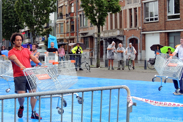 Dancers with shopping carts, performing in the rain in Hasselt